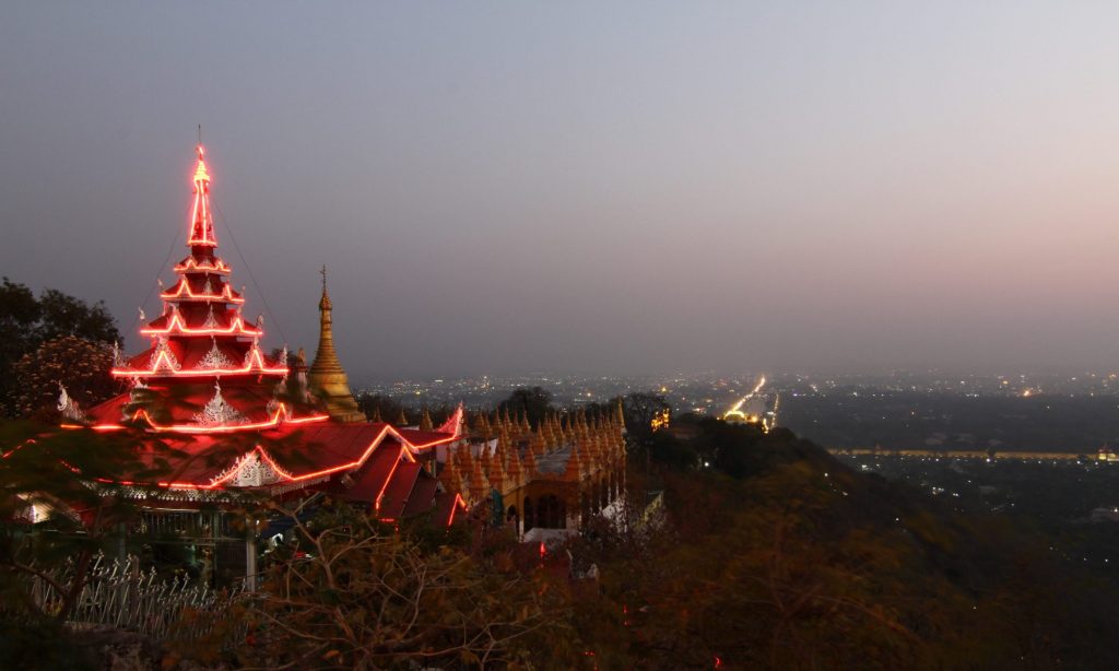 Mandalay Hill mit Blick auf den Königspalast im Sonnenuntergang